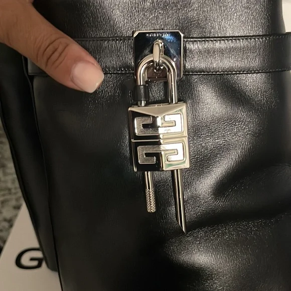 The New Givenchy 
Shark lock ankle boots in leather - Picture 7 of 8